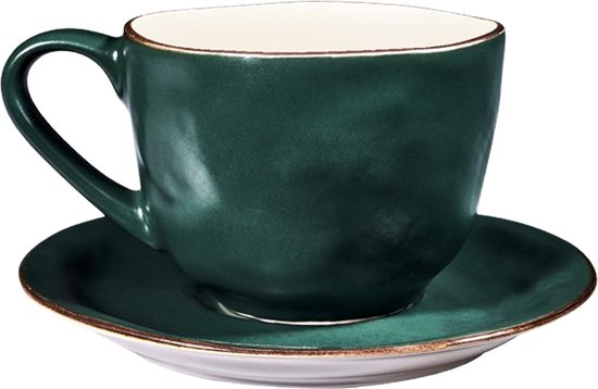 Groene mok met beige binnenkant en gouden rand, zittend op een groene schotel.