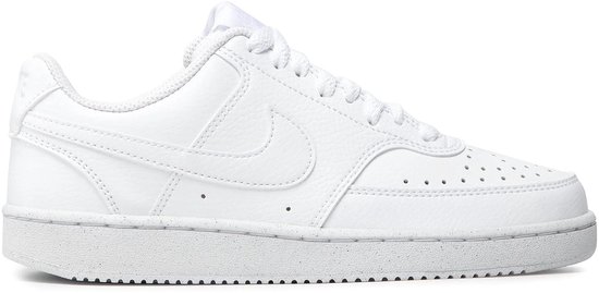 Witte Nike sneakers met veters, lage schacht en een gespikkelde zool.