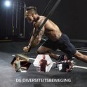 Homme musclé en tenue de sport tirant sur une bande de résistance noire. Petites images hexagonales d'hommes s'entraînant.