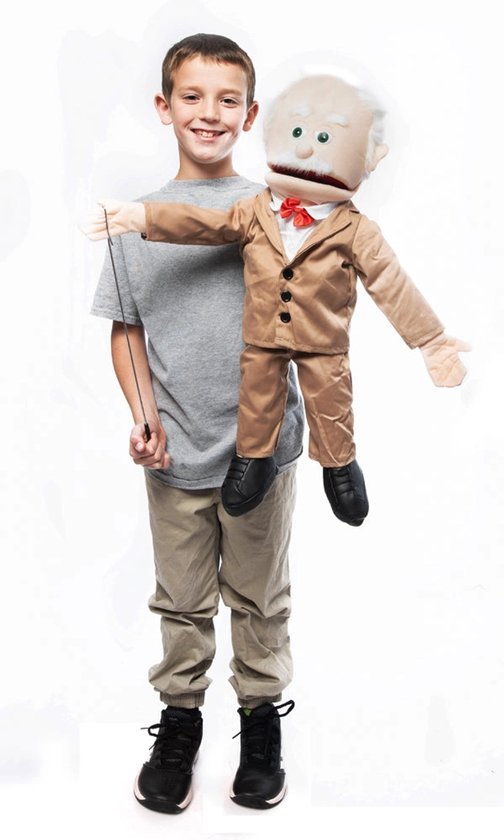 Jongen houdt buikspreekpop Allister vast. Pop draagt bruin pak, witte blouse, rode strik.