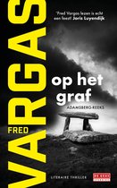 Boekomslag: Fred Vargas, Op het graf. Een hunebed onder een donkere hemel. Een thriller van De Geus.
