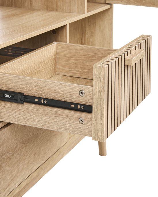 Close-up van een geopende lade van een lichte houten kast. De lade heeft een ribbelde voorkant en metalen rails.