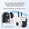 Twee Protectly binnencamera's, een zwarte en een witte, naast twee Protectly buitencamera's, een witte en een zwarte.