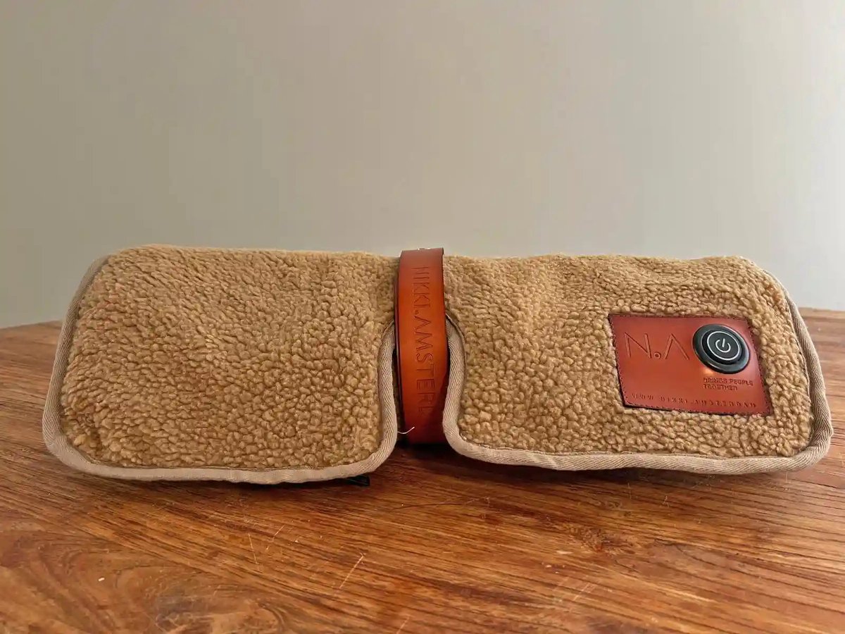 Nikki Amsterdam | The.Seat Pad | Warmtedeken | Stoelverwarmer | Duurzaam & Draadloos | Infrarood warmtedeken | Bureaustoelkleed | 135 x 45 cm | Woolly | Taupe | Bruin | Beige | Binnen en Buiten | Incl. Powerbank (16000mAh) | Gebruiksduur: tot 12 uur – foto 3