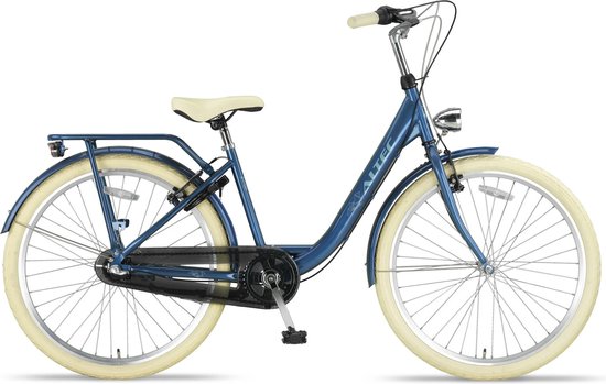 Blauwe Altec meisjesfiets van de zijkant met crème zadel, crème handvatten en crèmekleurige banden. Inclusief bagagedrager.