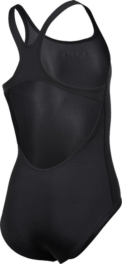 Zwart Arena badpak met witte opdruk, met open rug en racerback. Zijaanzicht.