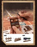 Hand met pincet plaatst een miniatuur kroon op een plank in een houten kledingkastje. Instructies ernaast.