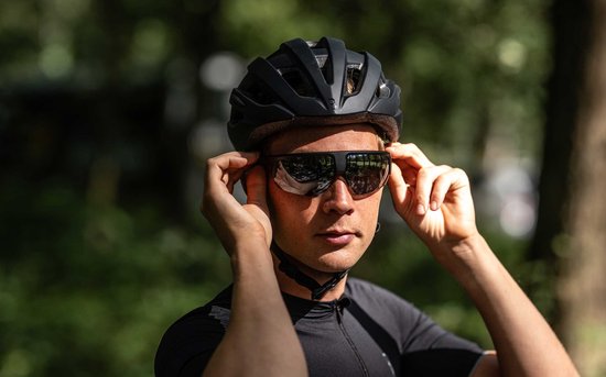 BBB Cycling Comet Lunettes de cyclisme pour homme et femme – Lunettes de sport durables – Lunettes de cyclisme adaptées pour la course, le VTT et le gravel – Zwart brillant fumé – BSG- 75