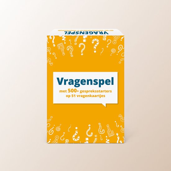 Doos van het Vragenspel, met 500+ gespreksstarters op 51 vraagkaartjes. De doos is oranje met witte vraagtekens en figuurtjes.