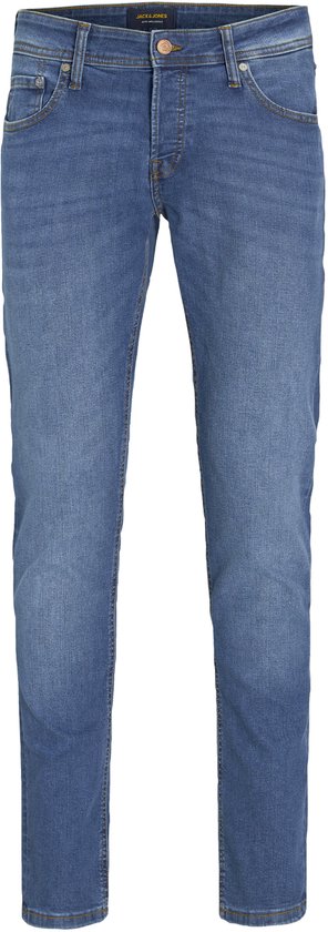Een mannelijke jeans in een medium blauwe denim wassing, met een slanke pasvorm.