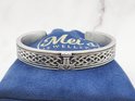 Zilverkleurige Viking armband met Mjolnir hamer en Keltische knopen, gepresenteerd op een blauw fluwelen zakje