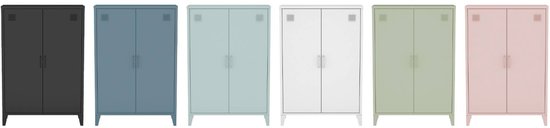 Six armoires métalliques de différentes couleurs : noir, bleu, vert menthe, blanc, vert clair et rose. Toutes les armoires ont deux portes et des pieds inclinés.