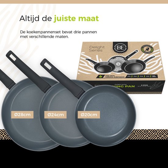 Drie koekenpannen met afmetingen, met doos.
