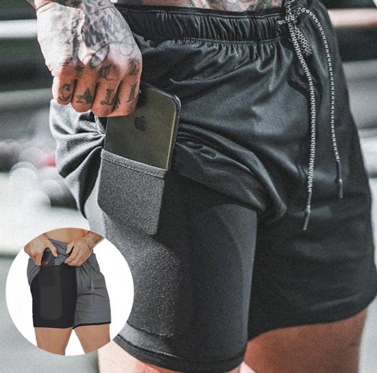 Man met donkergrijze sportbroek met binnenshort en telefoonzakje. Inzet: twee sportbroeken