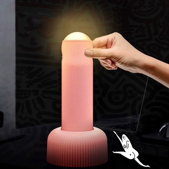 Roze tafellamp met stoffen textuur, die door een hand wordt vastgehouden.