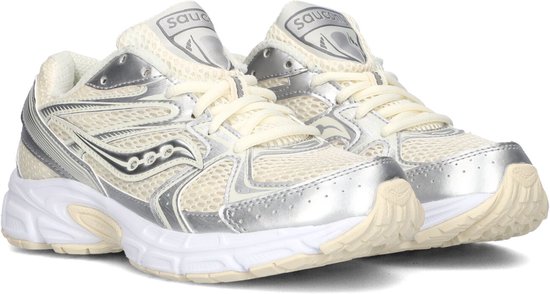 Gezamenlijke voorkant van crèmekleurige Saucony sneakers met zilveren details en veters.