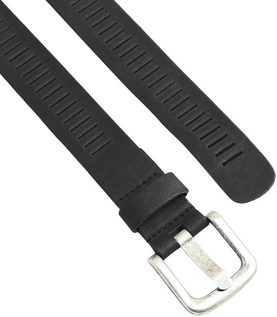 Zwarte leren riem met zilverkleurige gesp, close-up van het sleufjes patroon.