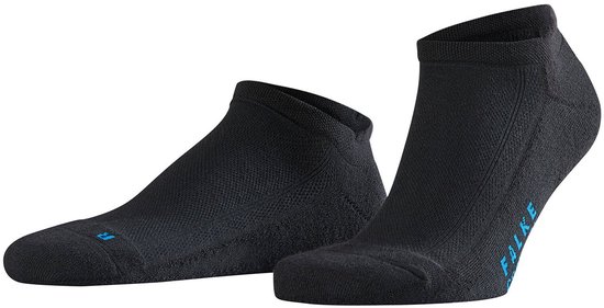 Zwarte Falke Cool Kick enkelsok, gezien vanaf de zijkant met blauwe tekst 'FALKE'.