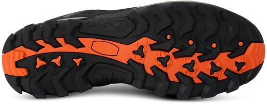Onderkant van een Regatta wandelschoen met een zwarte, gripvolle buitenzool en oranje loopvlakdetails.