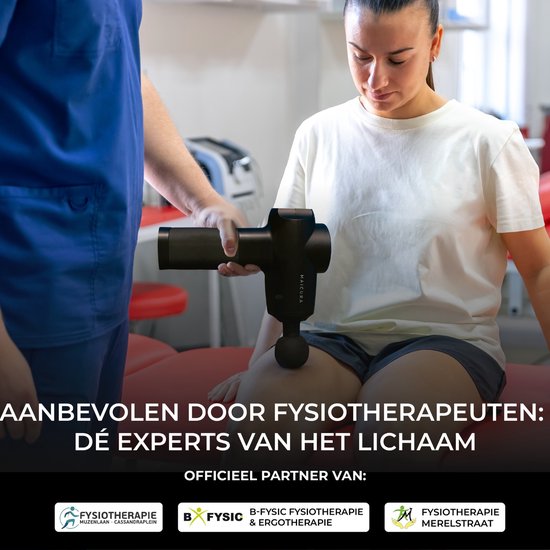 Fysiotherapeut toont een Maicura massagepistool aan een vrouw.