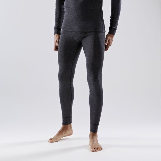 Man in donkergrijze thermobroek met lange mouwen, staand op witte achtergrond.