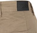 Close-up van een zwart 'DXR'-leren label op de tailleband van een bruine broek.