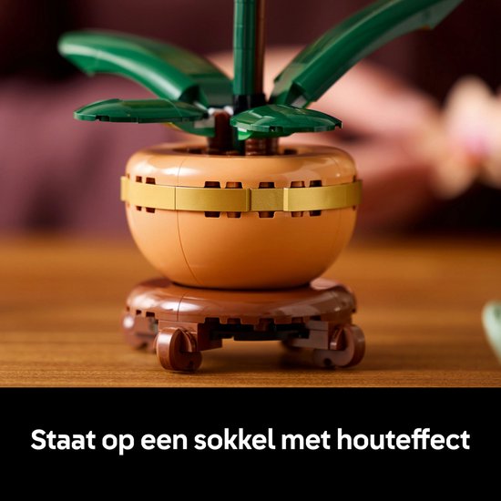 Close-up van de LEGO-orchidee pot met hout-effect sokkel en tekst 'Staat op een sokkel met hout-effect'.