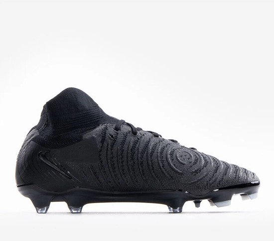 Zwarte Nike voetbalschoen met een gebreid bovenwerk en een sokkraag. De schoen heeft een gestructureerd patroon en een Nike Swoosh.