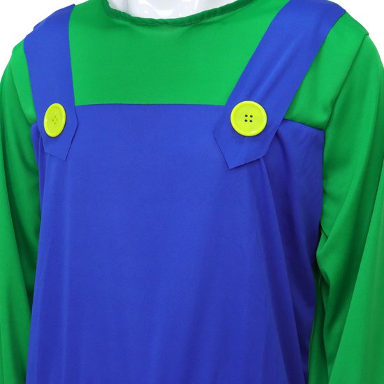 Groen shirt met blauwe tuinbroek en twee gele knopen.