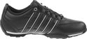 Zwarte K-Swiss sneaker met witte strepen, veters en logo op de zijkant.