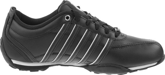 Zwarte K-Swiss sneaker met witte strepen, veters en logo op de zijkant.