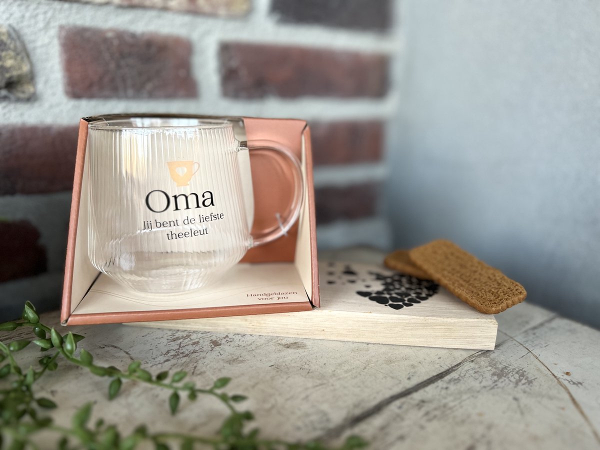 Creaties van Hier - Cadeaupakket Theeglas met Plankje - Oma - Glas - Hout - Moederdag