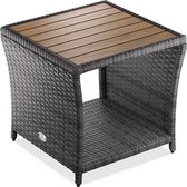 Een vierkante donkergrijze polyrattan bijzettafel met een houten blad en een open opbergvak.