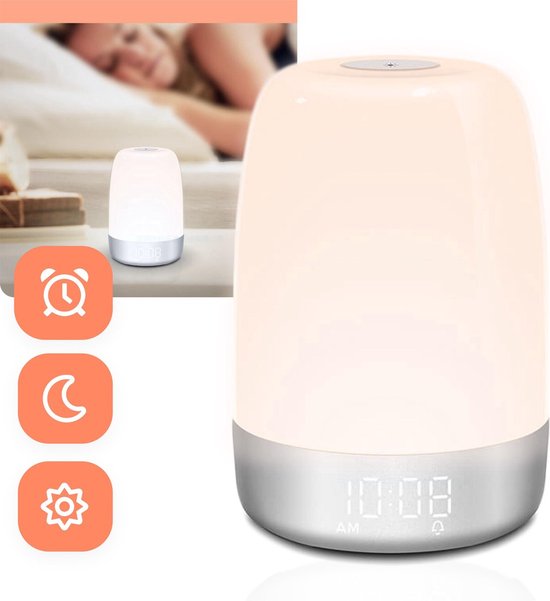 Een gloeiende wekkerlamp met zilveren voet toont '10:08 AM'. Iconen voor alarm, maan, zon.