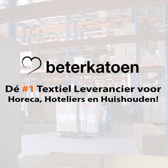 Logo van Beterkatoen met tekst 'Dé #1 Textiel Leverancier voor Horeca, Hoteliers en Huishouden!' op achtergrond van magazijn.