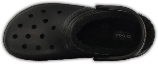Zwarte Crocs, gevoerd met imitatiebont, van bovenaf gezien.