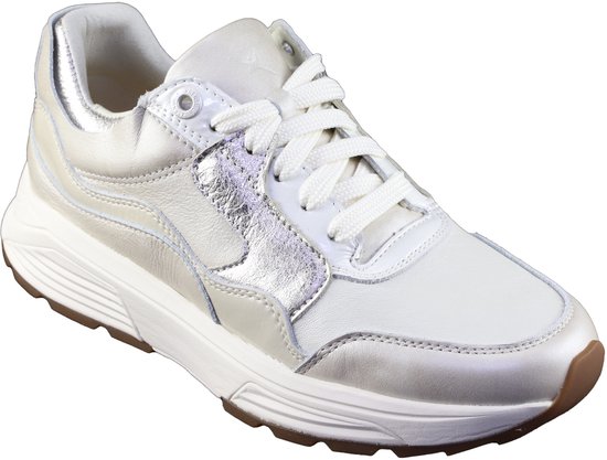 Witte leren veterschoen met zilveren details en rubberen zool.