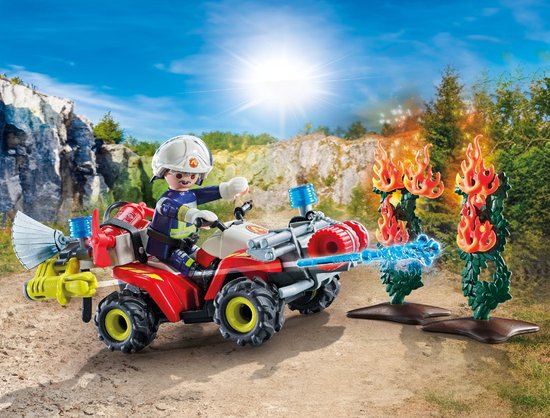 Brandweerman op een rode quad met waterstraal die vlammen bestrijdt in een rotsachtige omgeving.