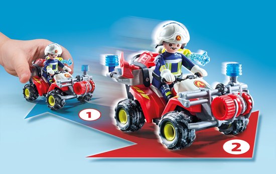 Stap 1 en 2: brandweerman op rode quad die water spuit op vlammen. Een kindshand stuurt de quad.