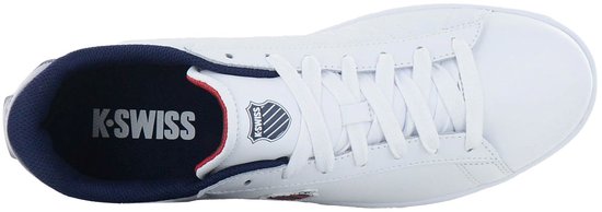 Bovenkant van een witte K-Swiss sneaker met witte veters, navy voering en K-Swiss logo.