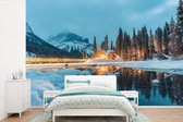 Behang - Fotobehang Winterlandschap - Natuur - Huis - Bergen - Sneeuw - Breedte 525 cm x hoogte 350 cm