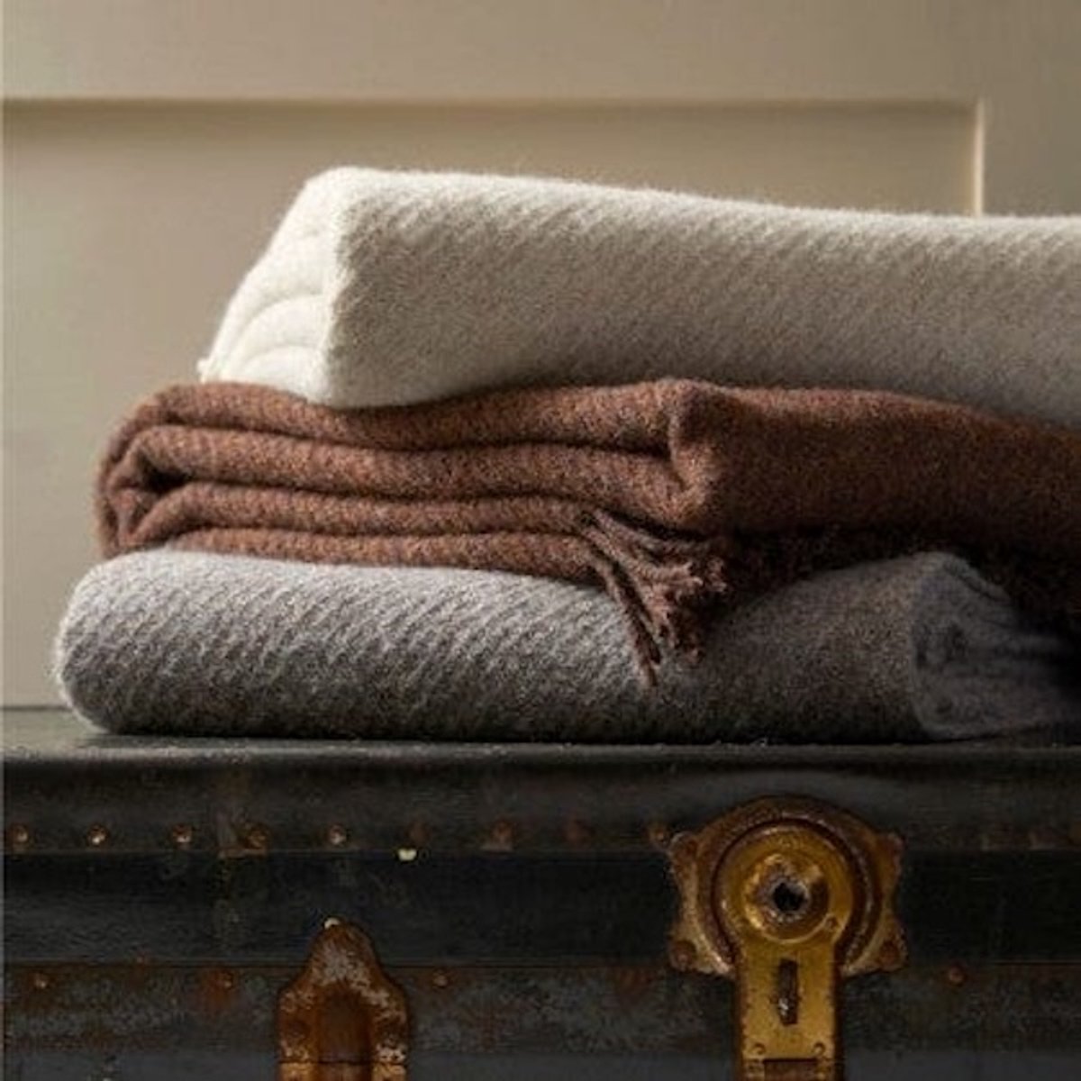 Tweedmill Plaid Almond Diagonaal Gestreept Weefpatroon - 50% Recycled wol - 150x183cm - Tweedmill UK Beige