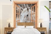 Behang - Fotobehang Doorkijk - Paard - Wit - Winter - Sneeuw - Dieren - Breedte 190 cm x hoogte 260 cm