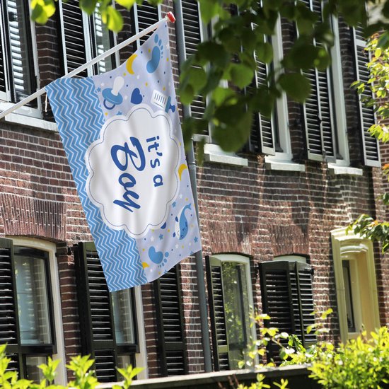 Lichtblauwe geboortevlag 'it's a Boy' met witte wolk, voetjes, walvisjes, maantjes en blauw zigzagpatroon.