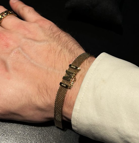 Gouden mesh armband met 'MOM' tekst op drie blokjes.