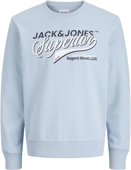 Lichtblauwe sweater met opdruk 'JACK&JONES Superior more quality apparel Regent Street, LDN'.