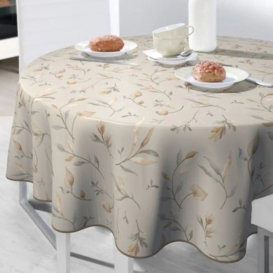Nappe ronde beige clair avec un motif discret de brindilles et de feuilles marron et vertes. Avec un passepoil sur le bord.