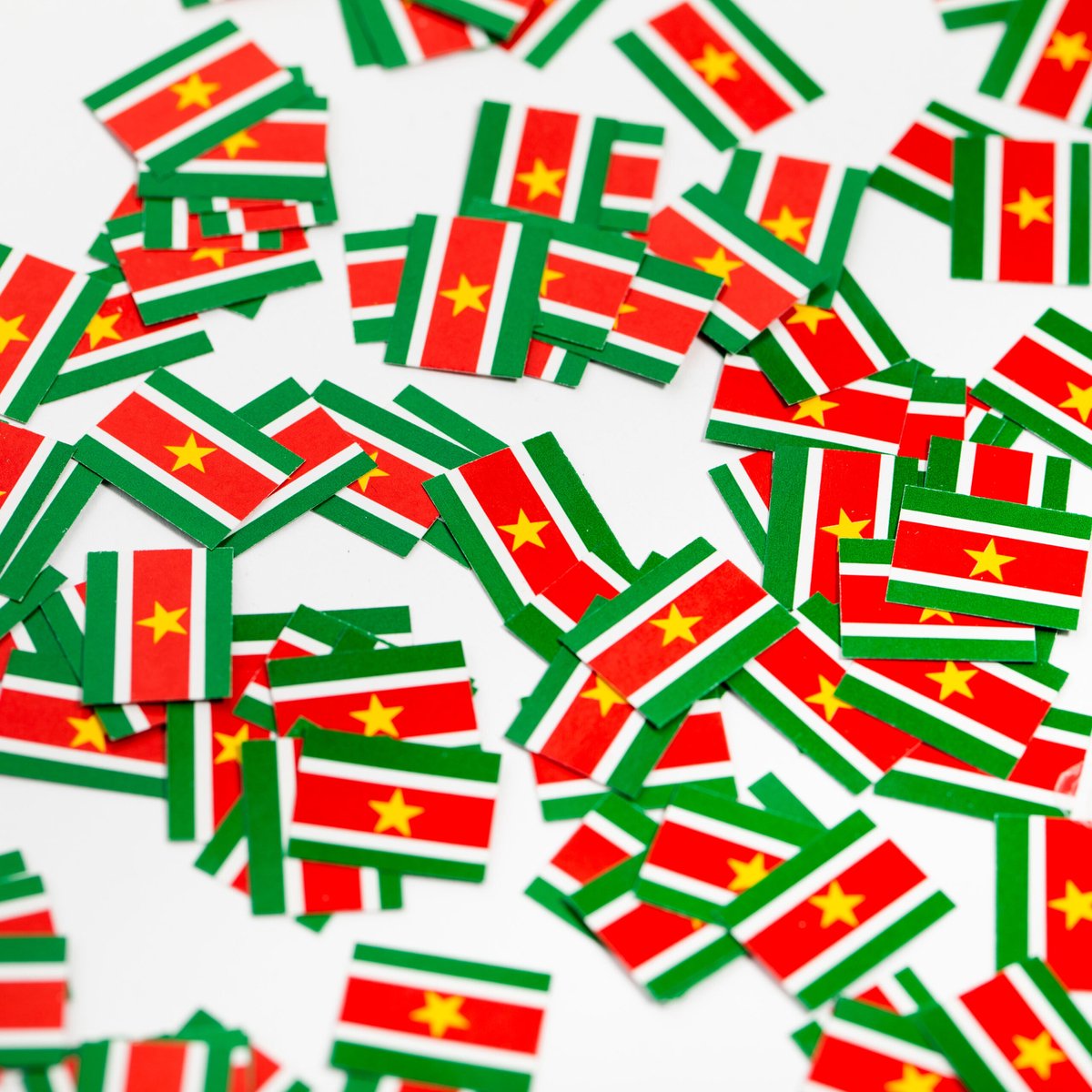 900 stuks Tafel confetti papier Suriname - Hapjes Cocktail Tapas Zomer Terras EK WK Voetbal Decoratie Tafelconfetti