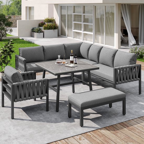Grijze loungeset met touwdetails en marmerlook tafel, bestaande uit een hoekbank, fauteuil en poef.