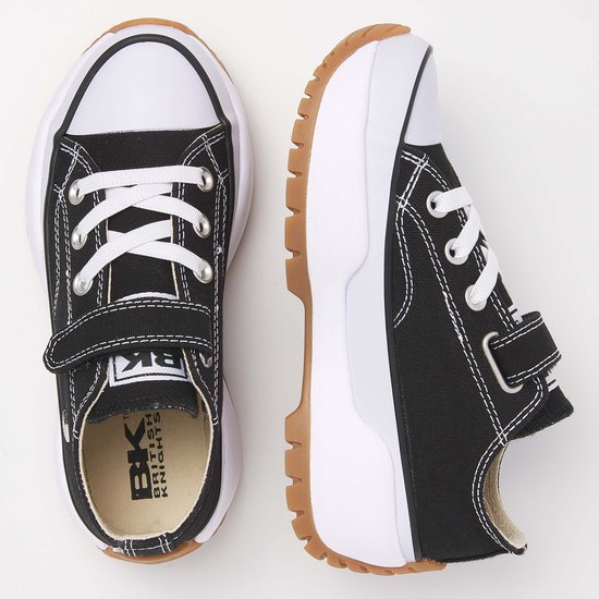 Zwarte lage sneakers van British Knights, gezien van bovenaf en opzij, met klittenbandsluiting en dikke witte zool.